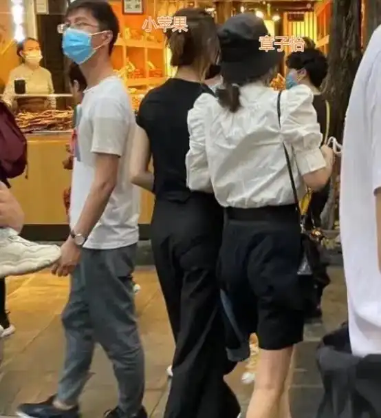 汪峰一家去环球影城,章子怡紧抱儿子显母爱,小苹果的身高太吸睛