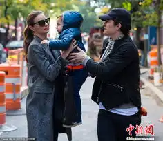 米兰达与前夫离婚不分家抱儿子恩爱逛街仅除婚戒图