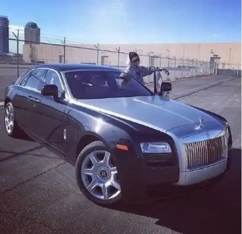 不玩车,却拥有众多豪车,黄子韬豪车可以组一个车队了
