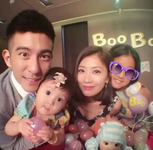 贾静雯大女儿正面照终于曝光同框修杰楷满脸幸福挡不住
