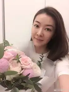 熊黛林生日素颜出镜手捧鲜花嘟嘴卖萌心情好
