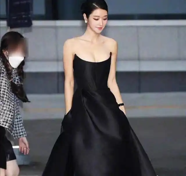 看了韩国女神撞衫张天爱对比照,就知道为啥说一方土养一方人了
