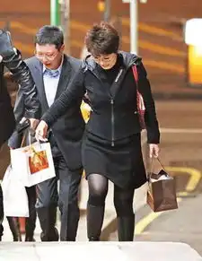 24岁跟渣男离婚50岁出柜女富豪她的人生就是一个大写的随性
