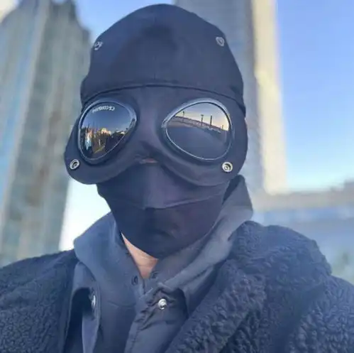 黄晓明低调排队做核酸,戴面具全副武装无人识,在家乡闲逛太悠闲
