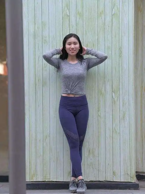 瑜伽裤彰显年轻体态,凸显惹人羡的身材,高级气质凸显出来
