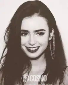 lilycollins巴黎拍新剧,我发现这个白雪公主有腹肌
