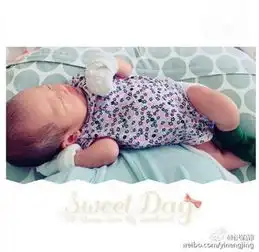 伊能静出生不久的女儿戴手套,网友又炸开锅了
