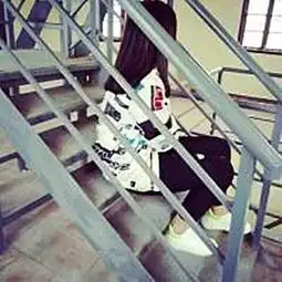 求这张图的情侣头像要这张差不多的就行
