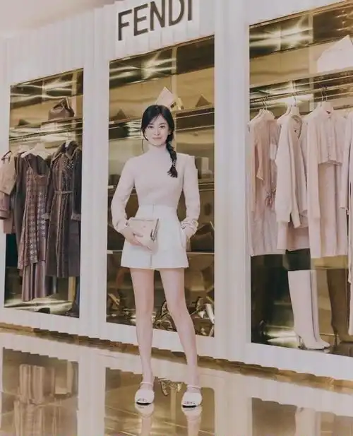 宋慧乔好适合冷淡风穿搭,浅色组合也不显胖,简约也很美
