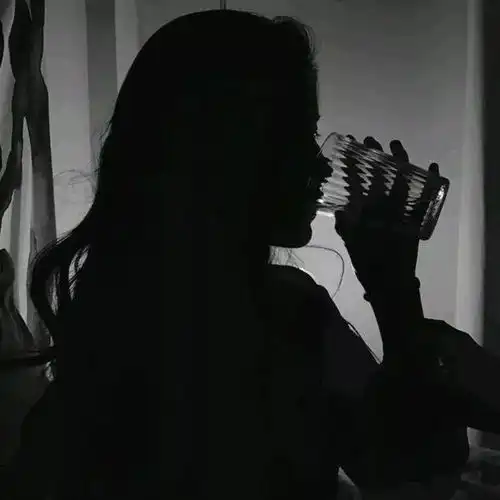 情侣头像小孩子难过了口头上哄哄就开心了我们大人不行
