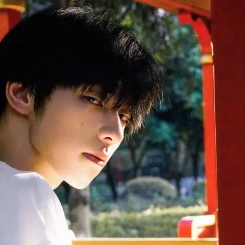 女生也会觉得好看的男生头像
