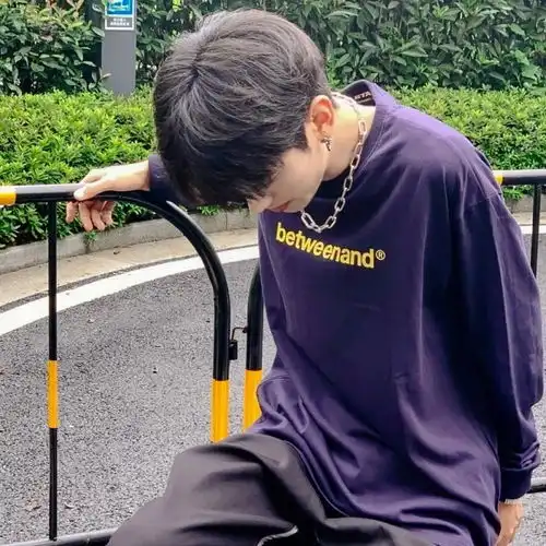 男头我看见你时笑意是直达眼底的
