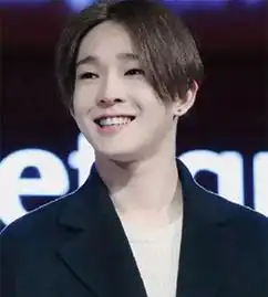 男生头发硬怎么梳中分男生中分短发发型师姐
