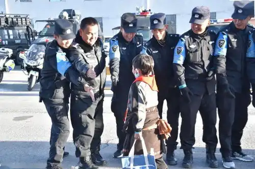 参加中国少年先锋队果洛藏族自治州第二次代表大会的6个代表团来到特警支队接受爱国主义教育
