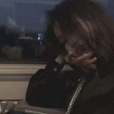 侧脸不露脸女生头像
