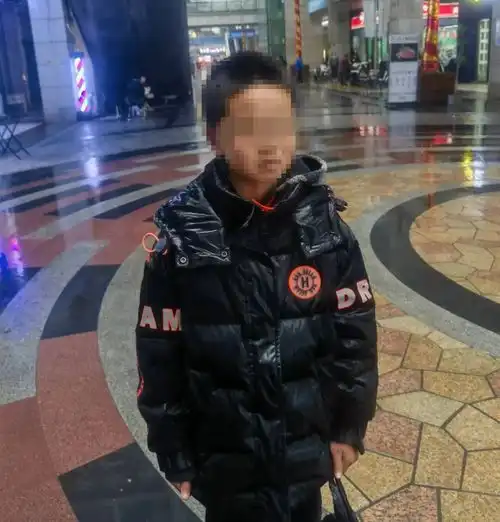 11岁少年赌气离家出走,民警找到时正在路边捡空瓶卖钱养自己
