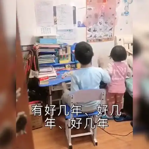 超搞笑小男孩带着自家妹妹唱歌抱怨作业多走红,网友机灵鬼
