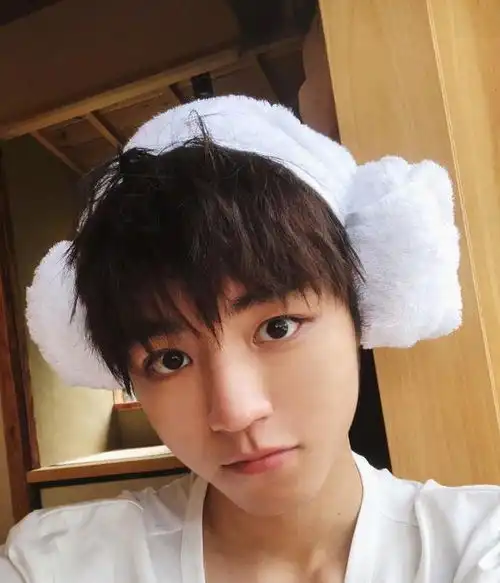 tf男孩王俊凯晒自拍啦干净白皙的脸呆萌到极致网友小哥哥
