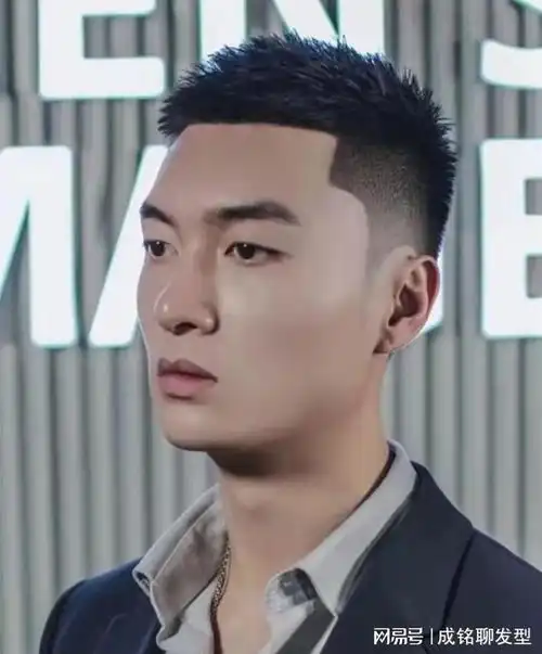 三款干练的男生短发,两边剪短中间打薄,精干利落又阳光帅气
