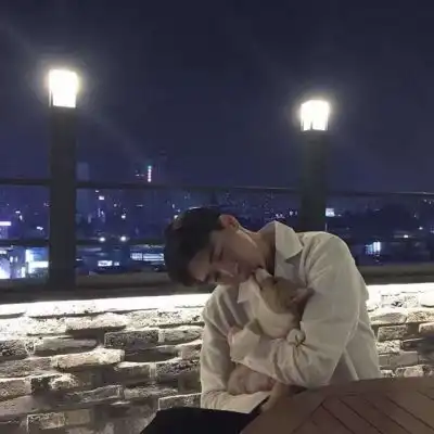 男生高冷头像帅气好看刻意避开才是真正的在意吧
