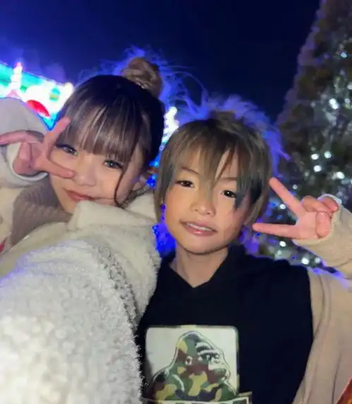 日本11岁小学生辣妹携9岁男友上恋综,当众脱衣熊抱,网友直呼太甜了
