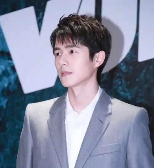 男星大秀现场生图,刘昊然穿西装氛围感十足,吴亦凡又帅出了新高度

