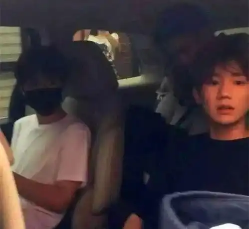 某男星骗感情被打郑爽失控冲出高速路王俊凯为王源改航班导致粉丝开撕
