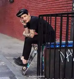 型男只知道穿白t,不知道黑t更酷吗
