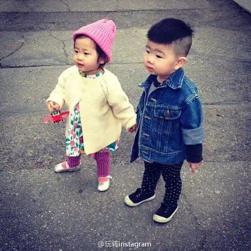 韩国喜感小正太妹妹呆萌现身妹妹不怕哥哥保护你
