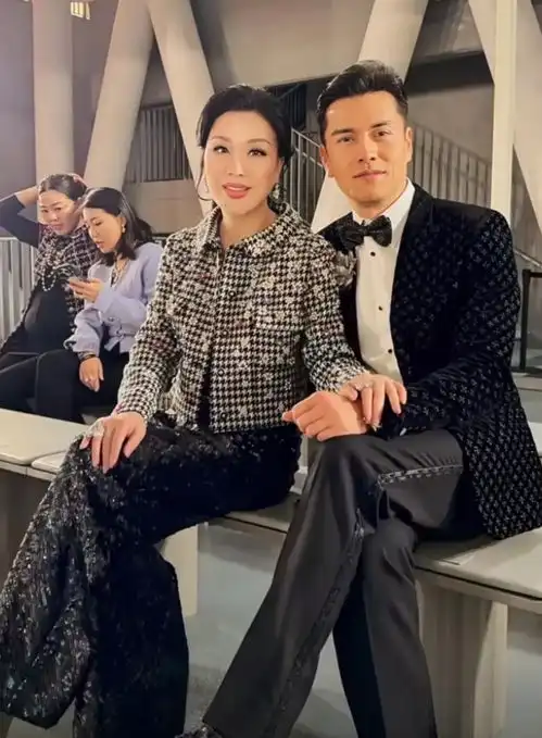 天呐这是我看见最幸福的一对夫妻,你肯定想不到男的居然快70岁了,他应该是男演员里最会保养的一个了看起来就像中年男人,颜值比苗侨伟要耐看他的妻子比他小一些,吕良伟
