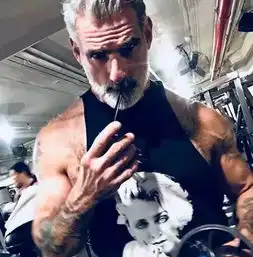 男人就像酒越老就越有味,一个老男人是否能征服你
