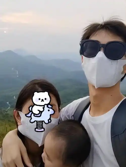 大四男生晒一家三口自拍,坦言没有房贷车贷压力,网友也酸了
