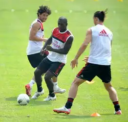 ac米兰在京公开训练西多夫突破帕托和伊布
