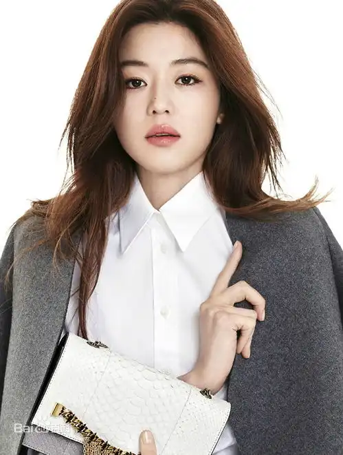 韩国女星全智贤,美貌与才艺并存,难道不香吗
