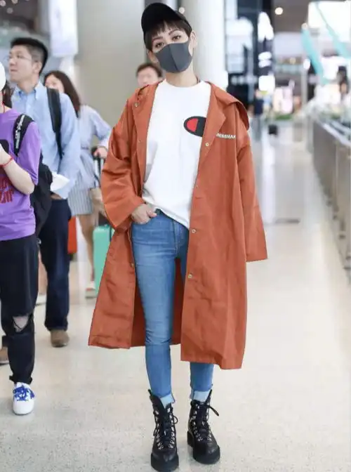 46岁宁静女王范十足,时尚穿搭尽显魔鬼身材,网友有颜任性
