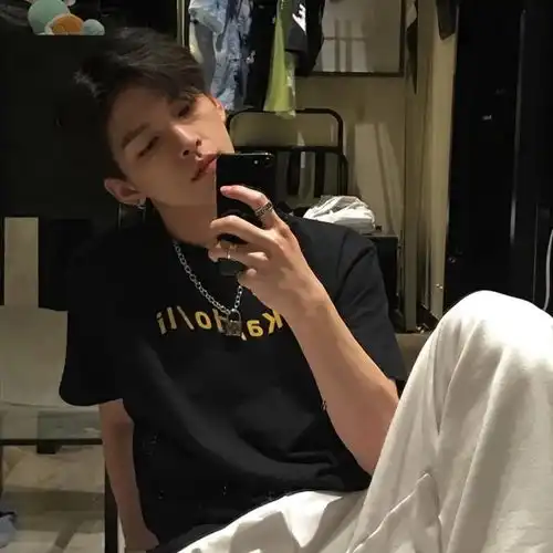 男生头像喜欢一个人是可以装出来的

