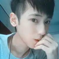 残留思绪的酷酷男生头像用笑容来掩盖那伤疤
