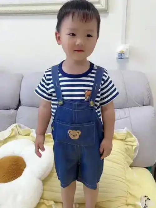 好多宝妈要的背带套装,赶紧给送来了,棉料柔软舒适上身贼可爱,主要还不贵男女宝都能穿萌娃穿搭夏季穿搭套装
