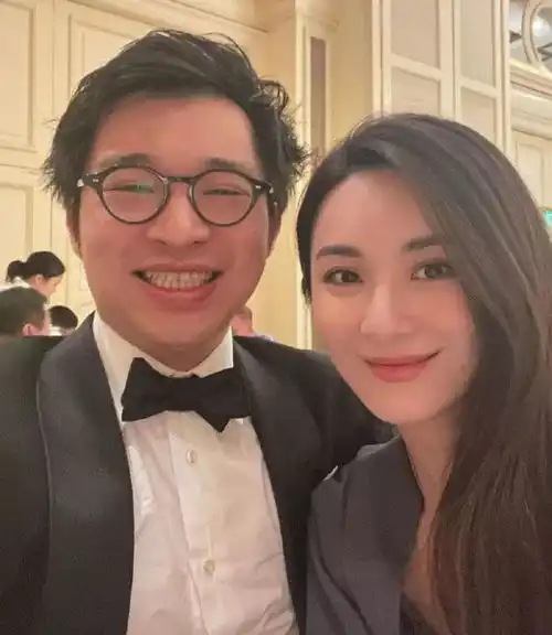 港姐冠军大婚邀前任母亲观礼,婚宴合影笑容满满,前男友疑受打击
