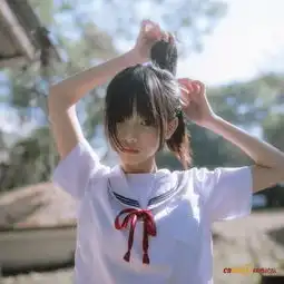 校服小萝莉郊外享暖阳网友恍若卡通女孩
