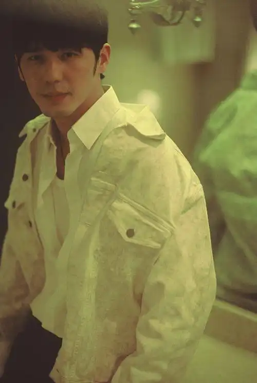 白宇纯白衬衫配简约吊坠指戒复古色调变身港风少年彰显独特魅力
