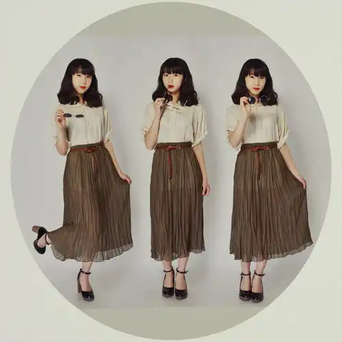 低调沉稳的棕色让裙子看着更具质感满满都是秋日
