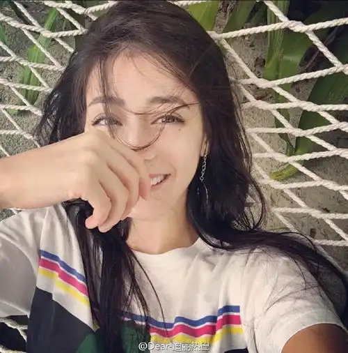 没了美颜的热巴,真实照片让人心疼,典型新疆人长相
