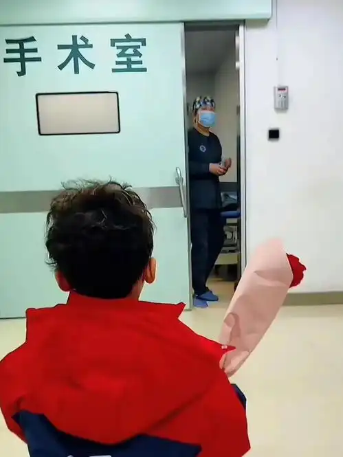 手术失败,儿子手捧鲜花没等到妈妈,医生哽咽,男孩的话让人泪目
