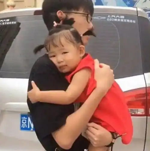兄妹相差18岁是什么体验,妹妹搂住哥哥不撒手,萌翻众人
