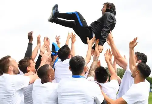 张康阳ins晒与孔蒂漫画图全力留住国米基石,复兴不能没有他
