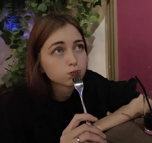 广东男孩零彩礼娶大6岁乌克兰美女,婚后租房送外卖,如今怎样了
