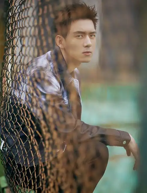 李现写真留个性刺猬头眼神不羁穿扎染牛仔身形修长展型男魅力
