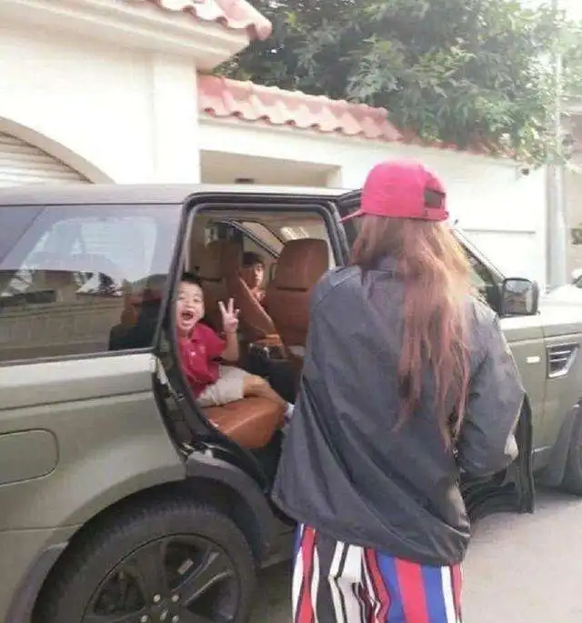 张柏芝亲自开车送儿子上学吃快餐,两位公子长相越来越随爸爸
