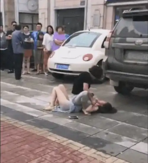闹大了男人开豪车载小三被堵,原配骑小三身上抠,男人偷偷溜走
